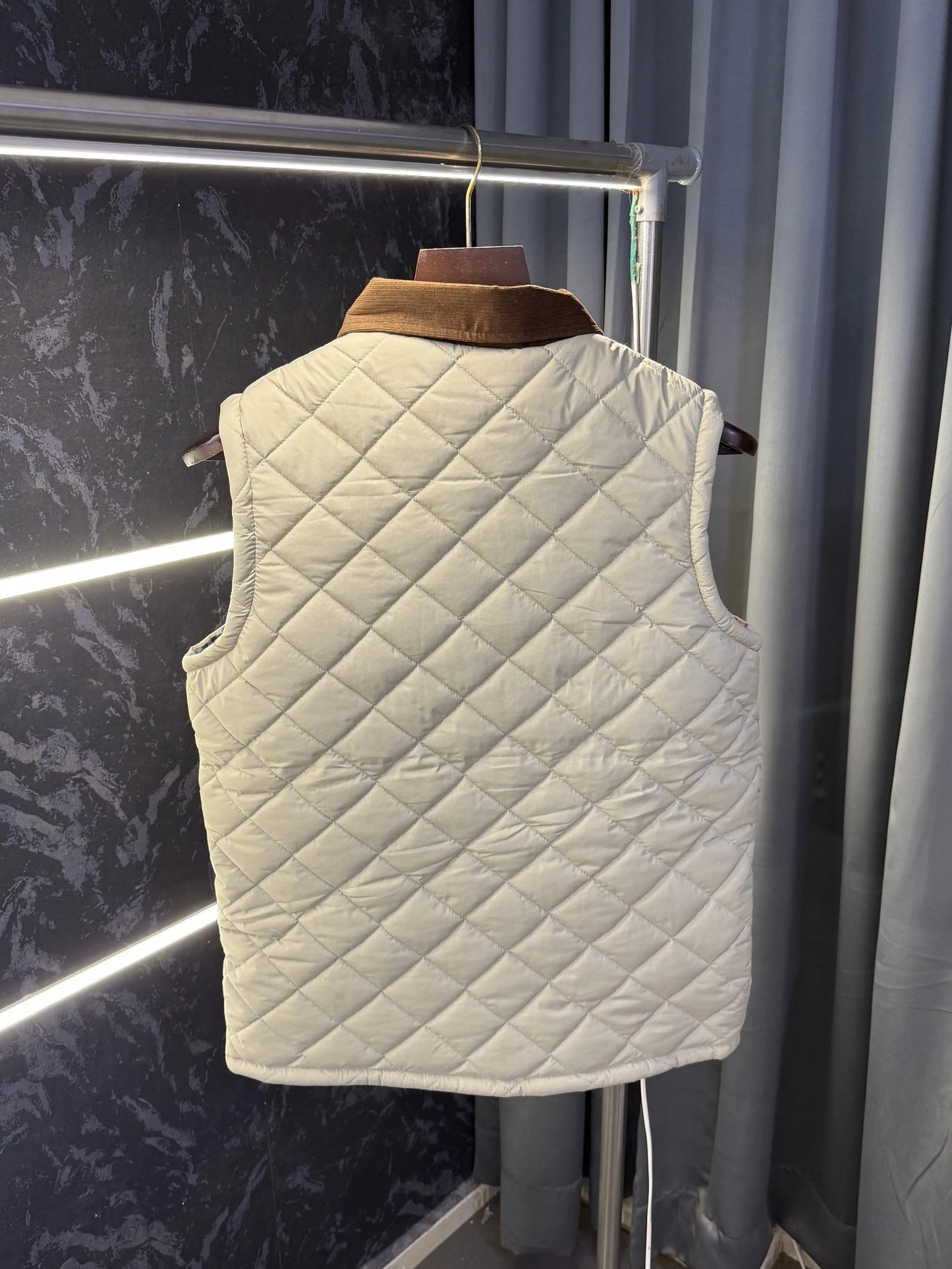 Burberr y Reversible Sleeveless Puffer Jacket (CREAM)