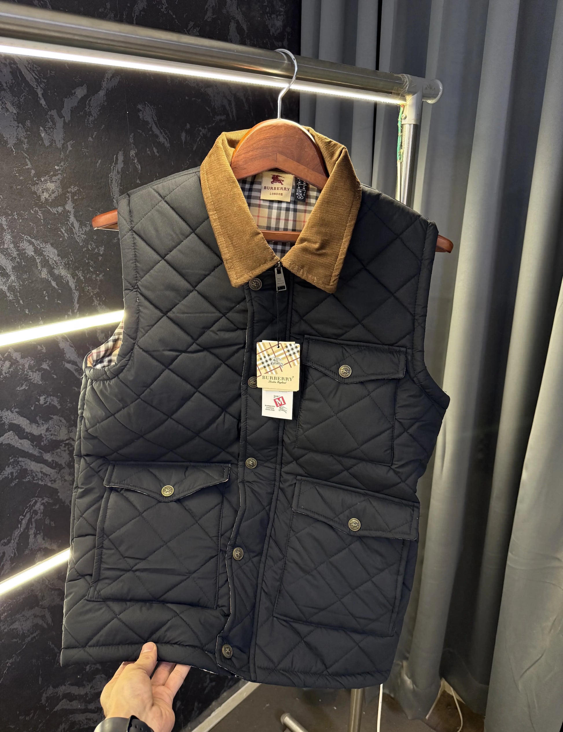 Burberr y Reversible Sleeveless Puffer Jacket (Black)