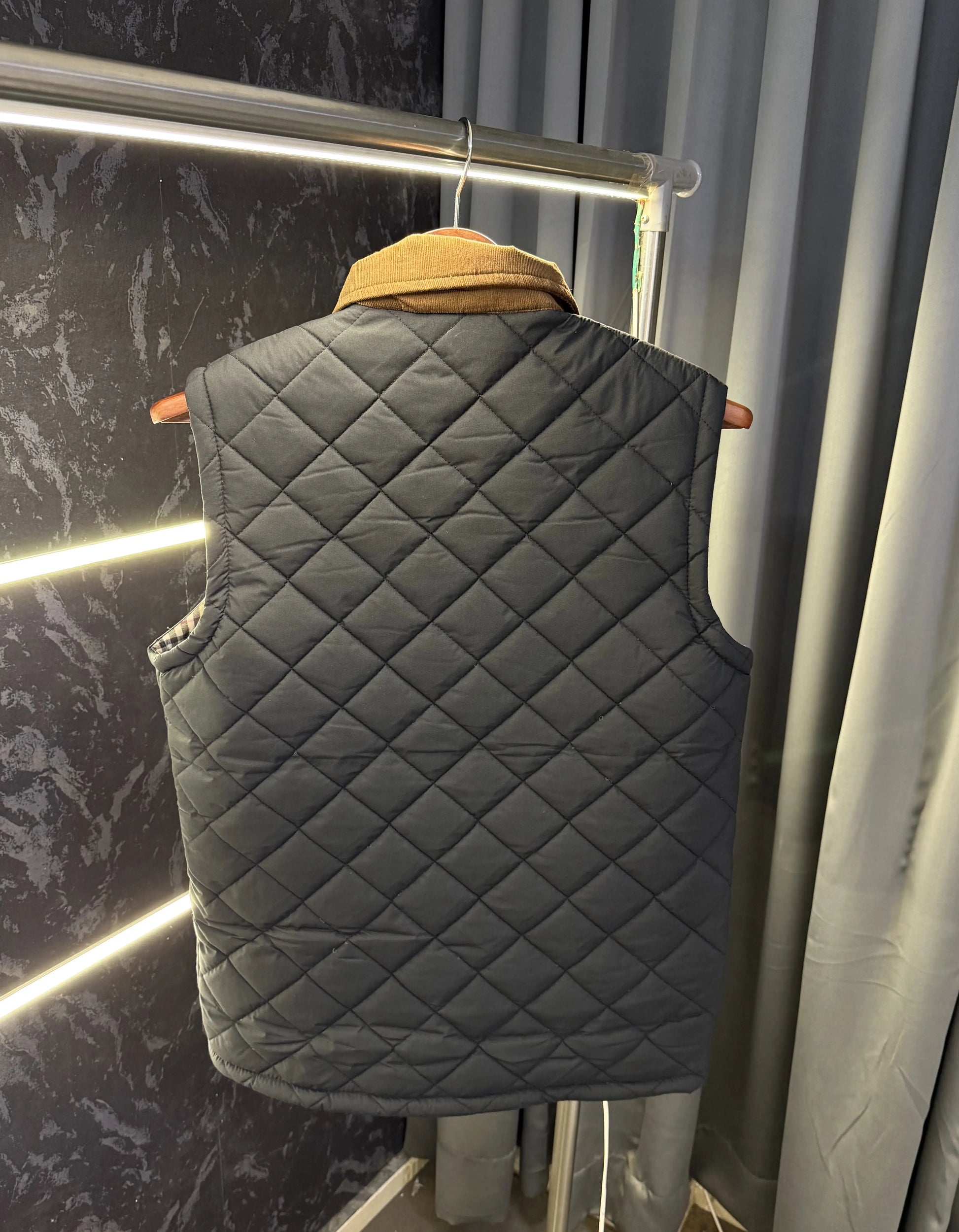 Burberr y Reversible Sleeveless Puffer Jacket (Black)