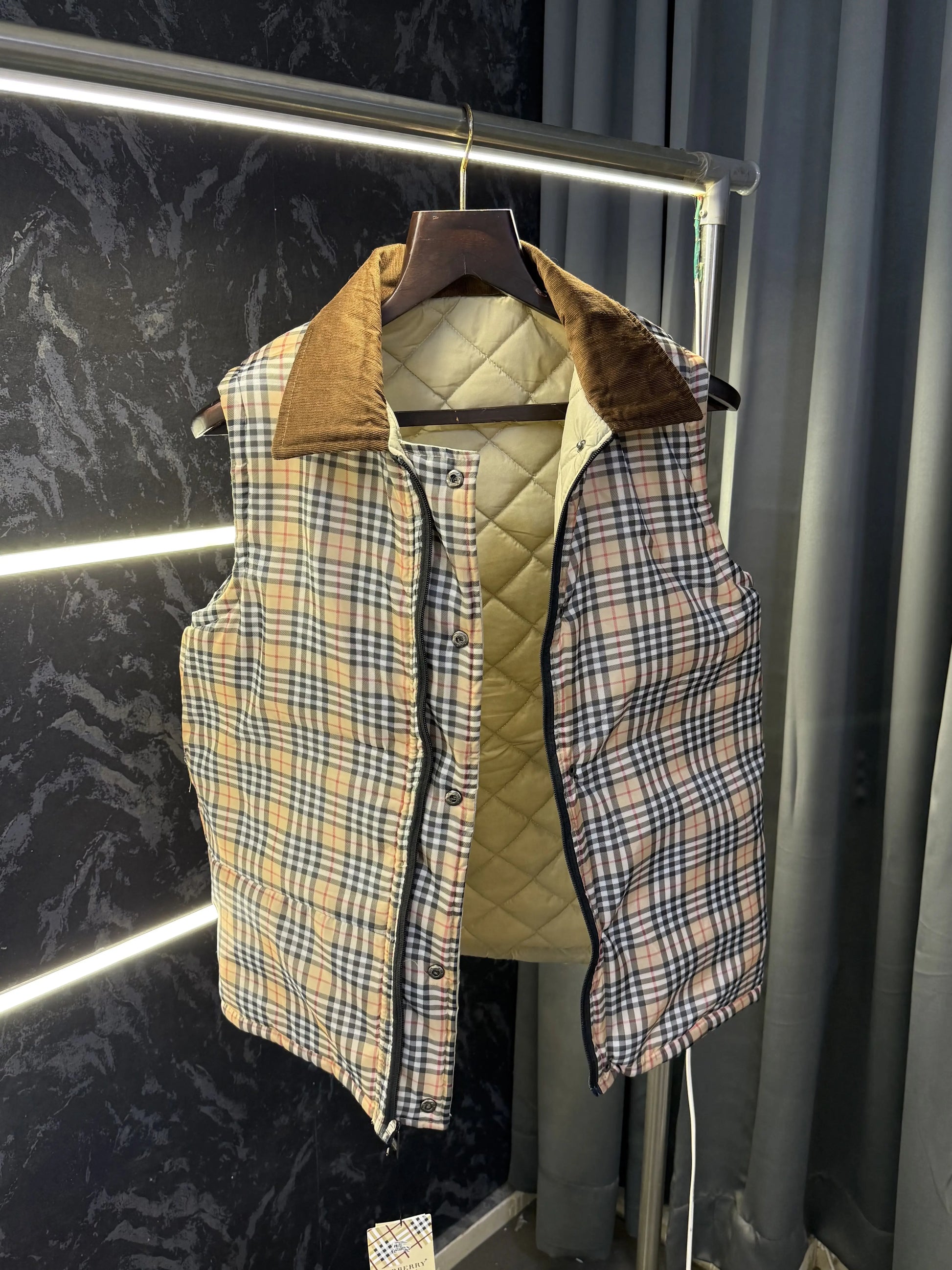 Burberr y Reversible Sleeveless Puffer Jacket (CREAM)