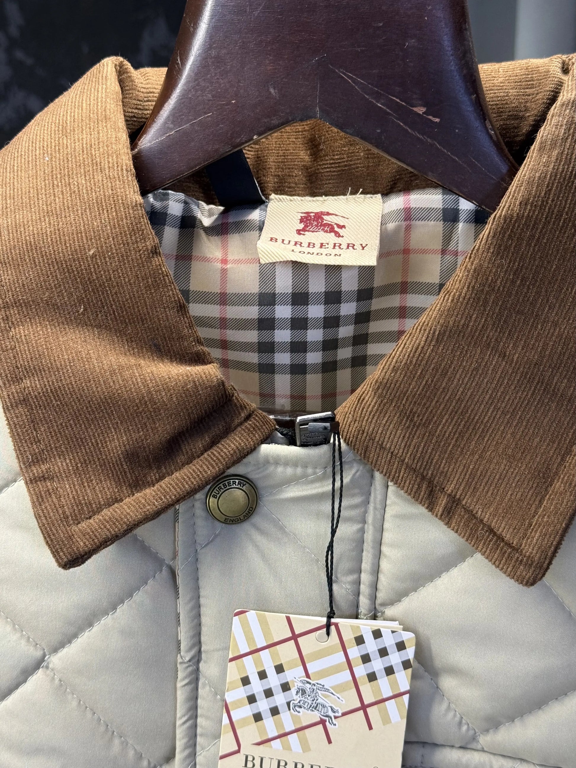 Burberr y Reversible Sleeveless Puffer Jacket (CREAM)