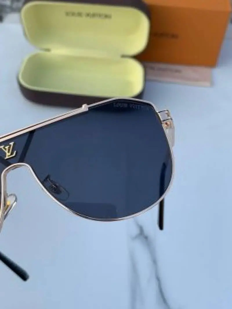 Louis_Vuittion_22295_Gold_Black
