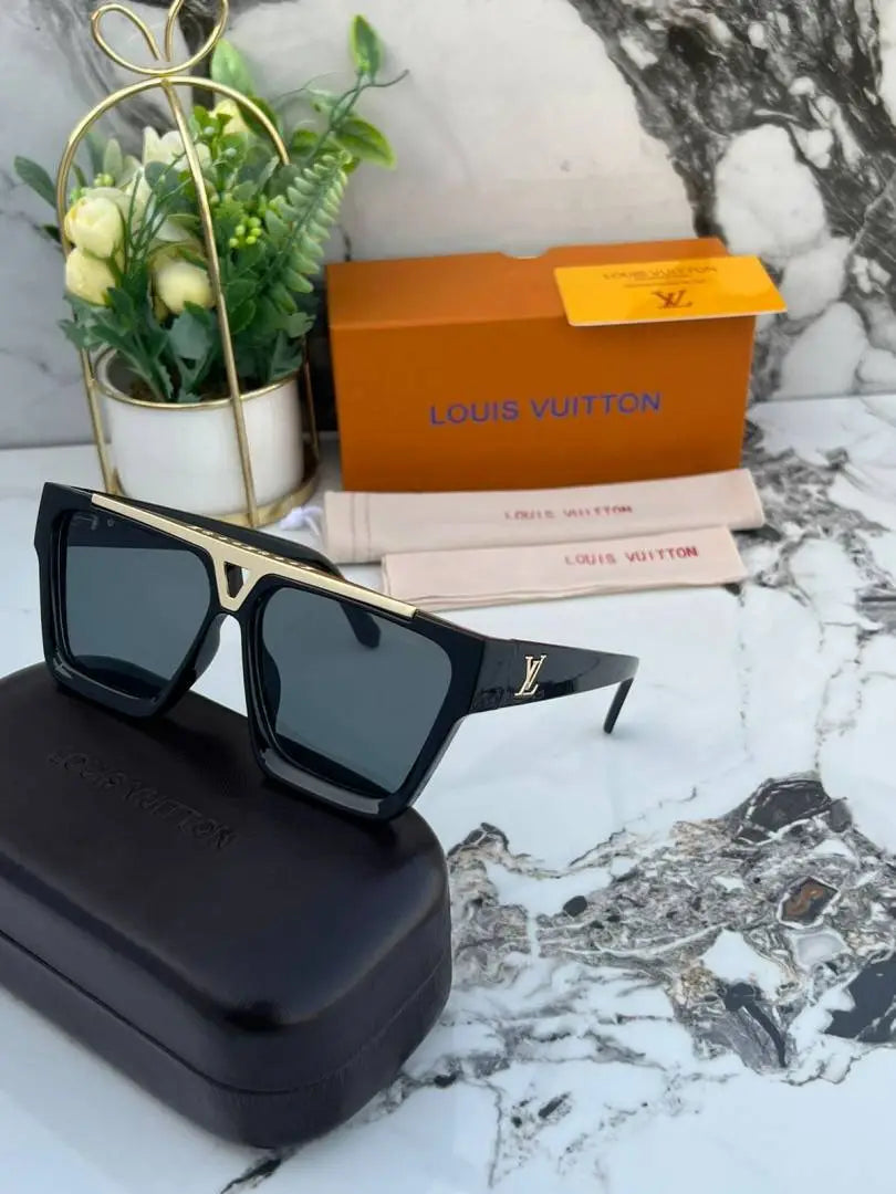 Louis_vuitton_1502_gold_black