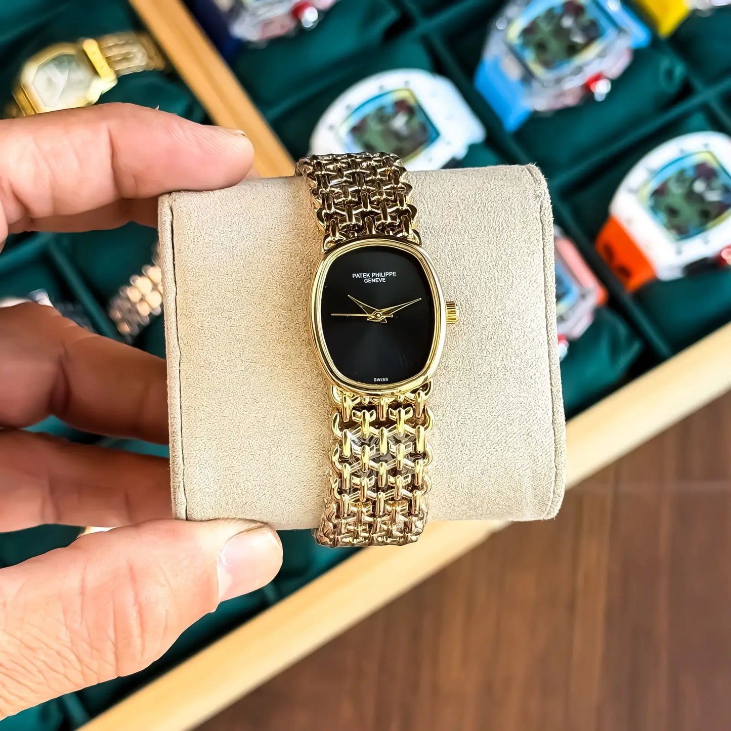 PATEK_PHILLIPE_GOLD_BLACK